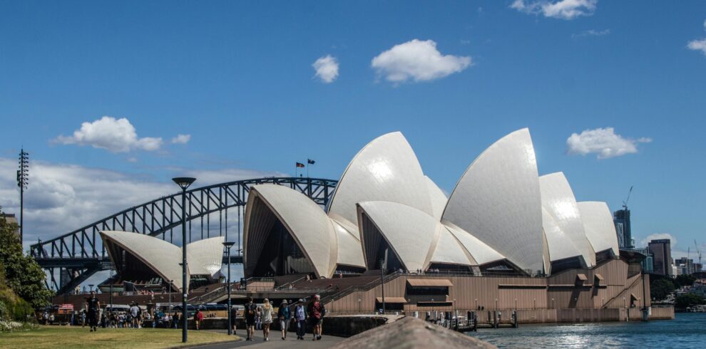 sydney-opera-house-promenade-view-tourists