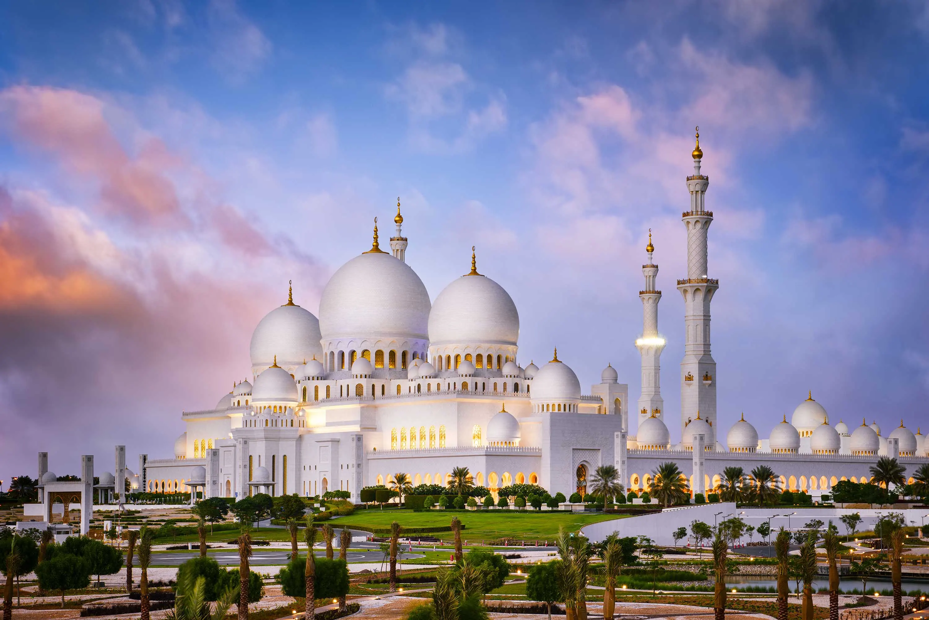 Sheikh Zayed Grand Mosque in Abu Dhabi with its magnificent white marble domes and reflection pools, featured in the Dazzling Dubai & Abu Dhabi tour by Aviana Holidays.